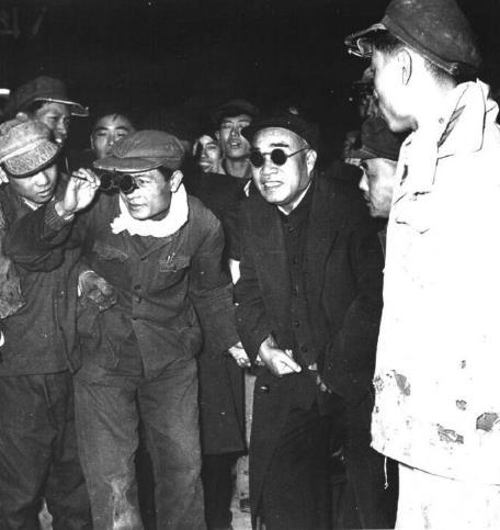 1958年11月，朱德视察天津钢厂。