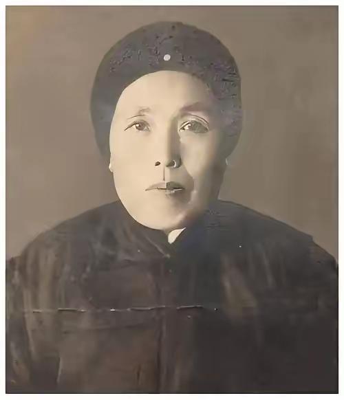1891 年，16 岁的张作霖落难乞讨，孙寡妇看中了他，解开衣扣，掏出一块腰牌给