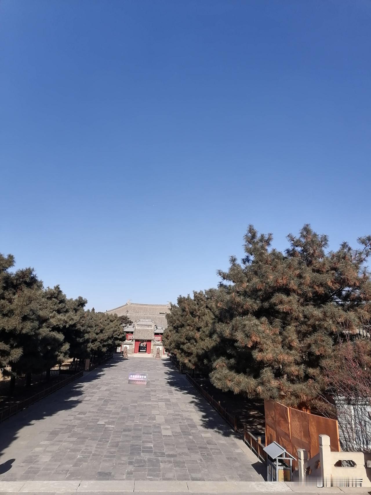 今天我也想说说李亚鹏。最初的印象是他饰演《射雕英雄传》中的男主角郭靖，憨厚老实却