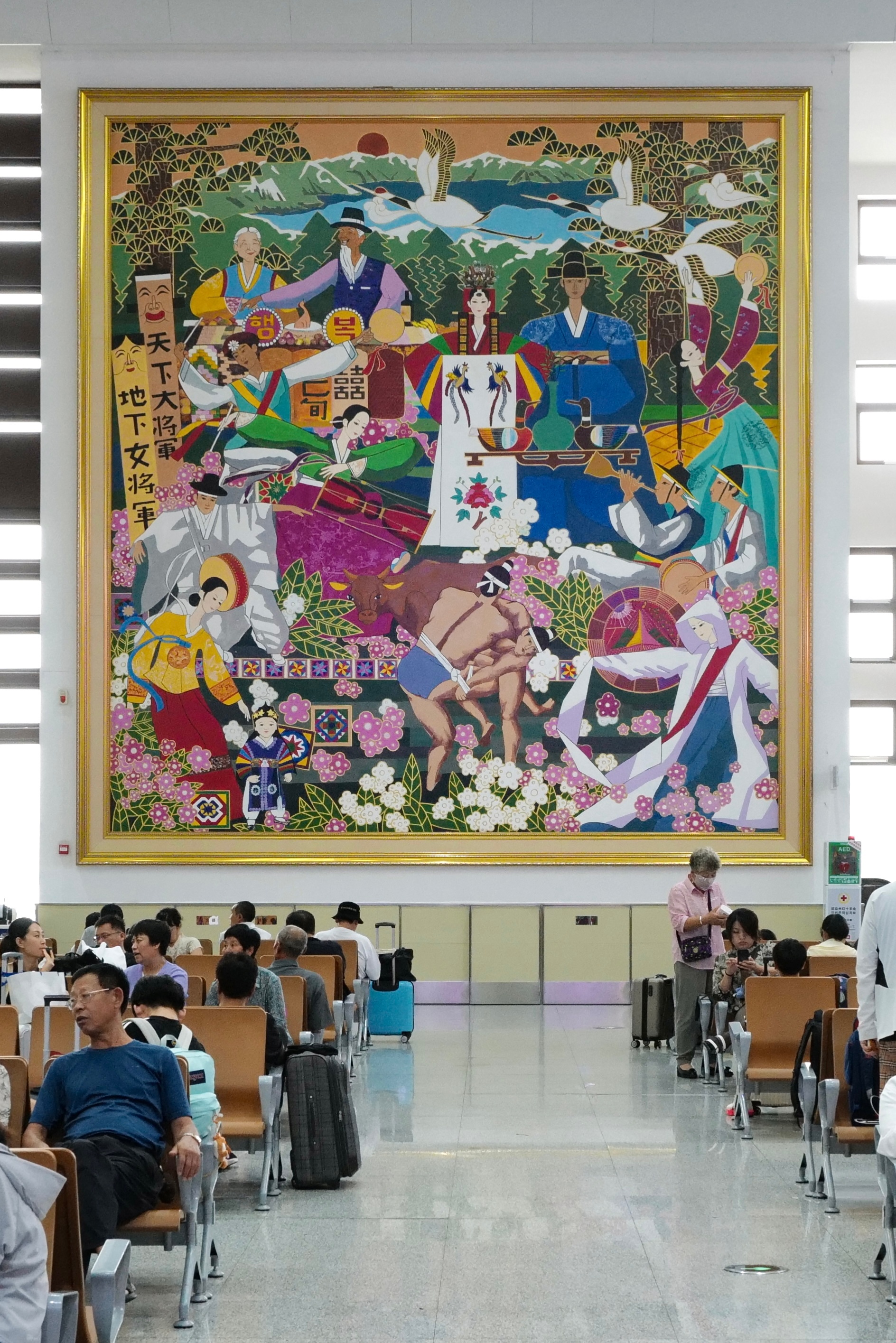 延吉高铁站壮观的墙面壁画 ​​​