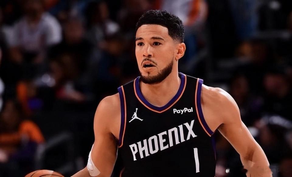 布克太阳和尼克斯这场比赛，布伦森依旧是没有出战，这样的情况下，在唐斯的带动下，尼