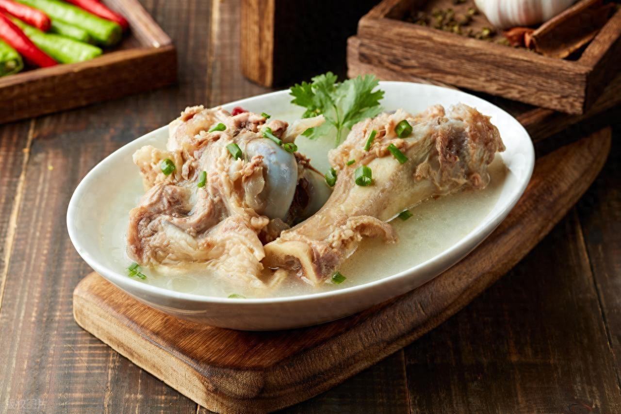 “喝骨头汤补钙”是假的？研究发现：老人想护骨，做好这5件事

很多人一说起补钙，