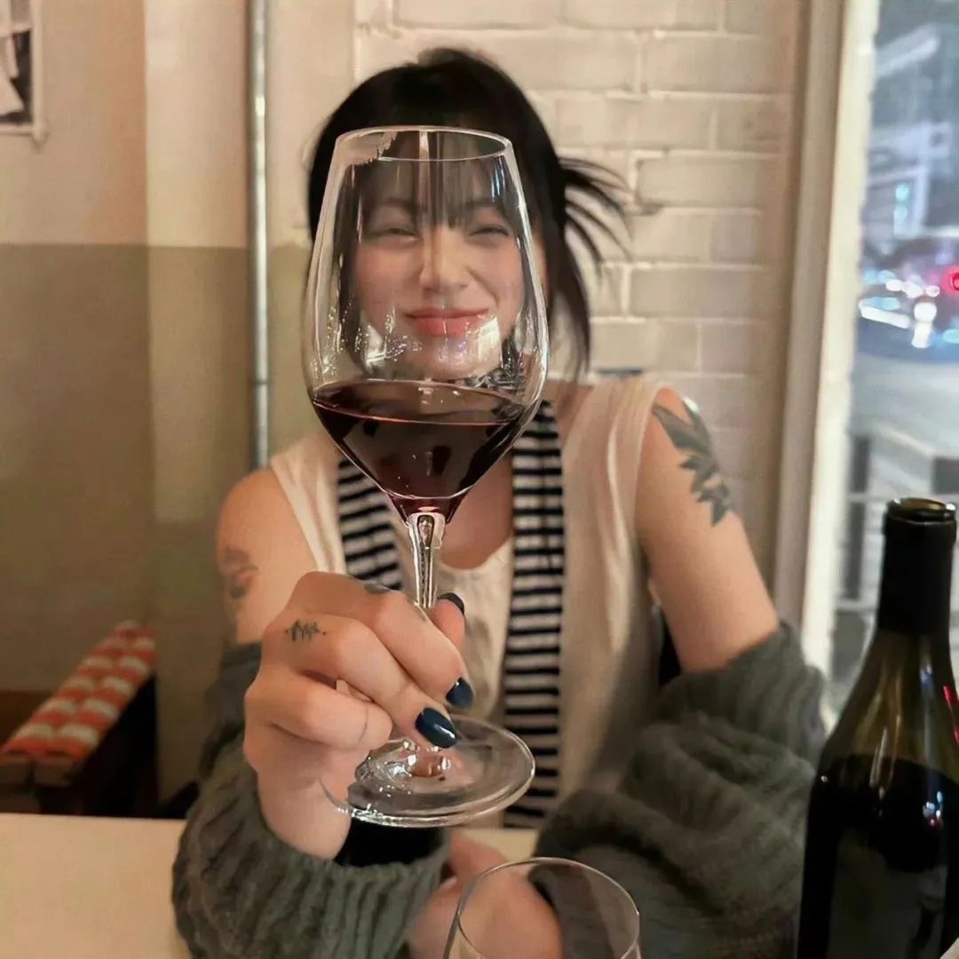 无论喝多少酒 我都会保留一丝清醒 因为没有人接我回家 ​​​