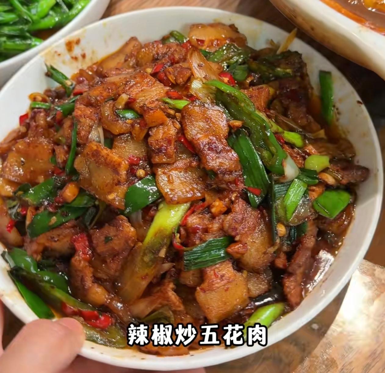 今天上午在单位遇到烦心事，心里很郁闷。
        一进门，就看到婆婆摆了满