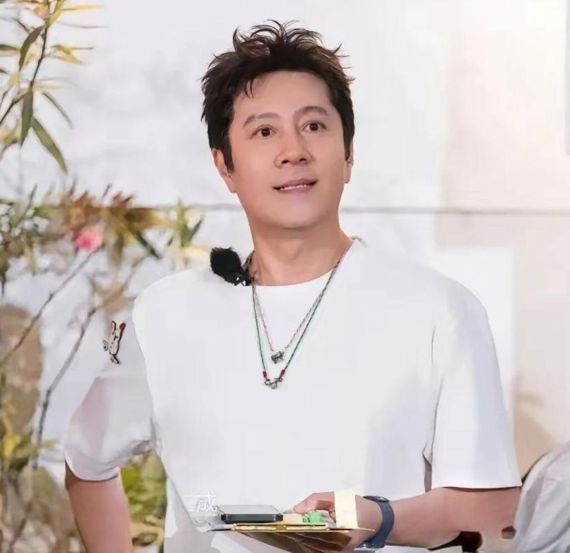 蔡国庆，一代人的骄傲！
当年和歌唱家谭晶同台的时候，谭晶认认真真跟他说：蔡哥，你