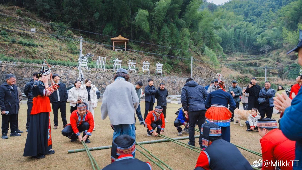 浙江仙居竹竿舞跳出致富新节拍春风拂畲乡，欢歌伴竹竿。台州畲族同胞盛装迎客，共舞同