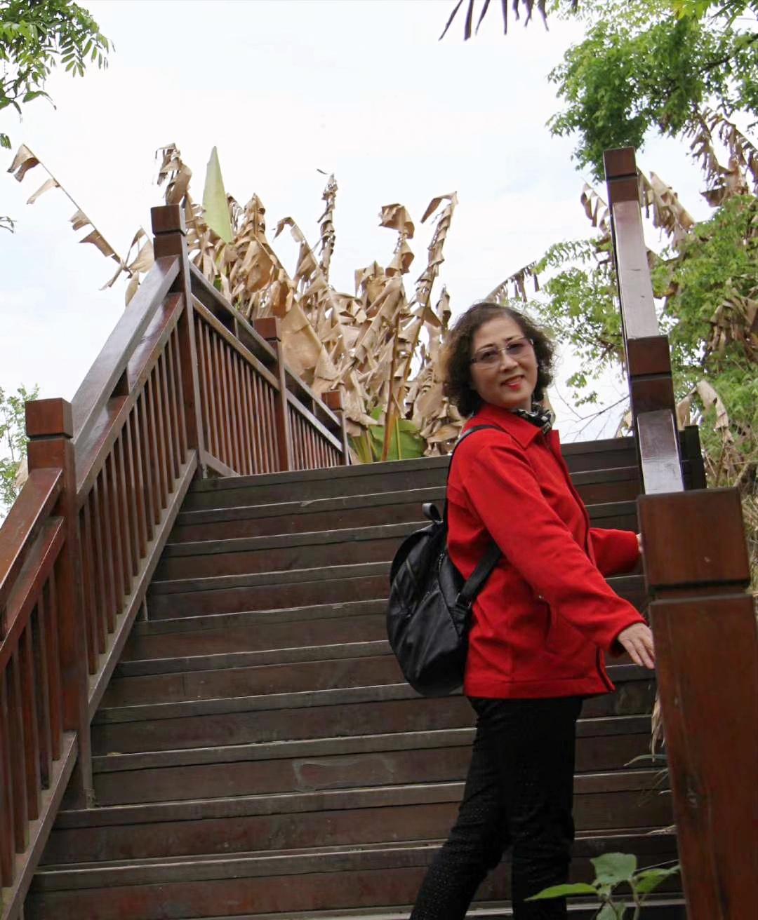 人气养人，多出去走走

时常看见一些退休老人，退休后成天宅在家里，大门不出，二门