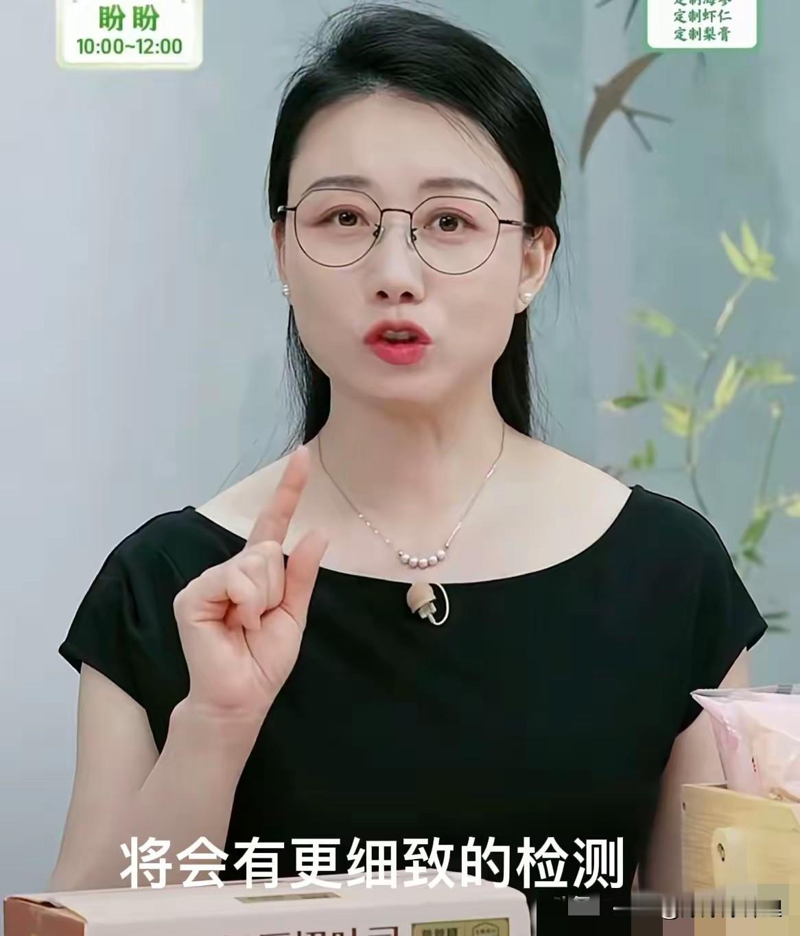 一大早打开直播间，真被潇潇这波“宠粉”操作暖到了。
大家心心念念的新人主播，终于