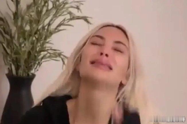 离婚两年后，金·卡戴珊还是忘不了那个叫坎耶·韦斯特的男人……近日，最新一期的《卡