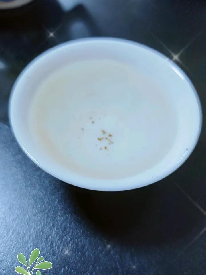 那天早上五点多醒来，然后又继续去睡觉。

突然间做梦做到已故父亲，他要喝水，我看