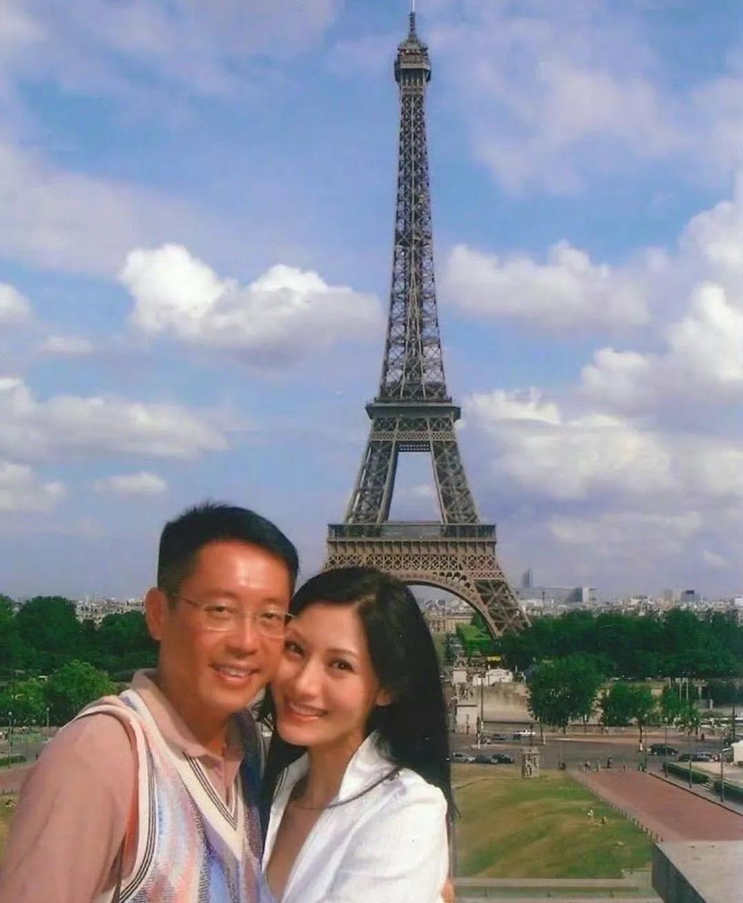 不儿，不是说李嘉欣嫁给了金钱吗，怎么看都是嫁给了爱情，连她家狗狗都长得像她，年轻