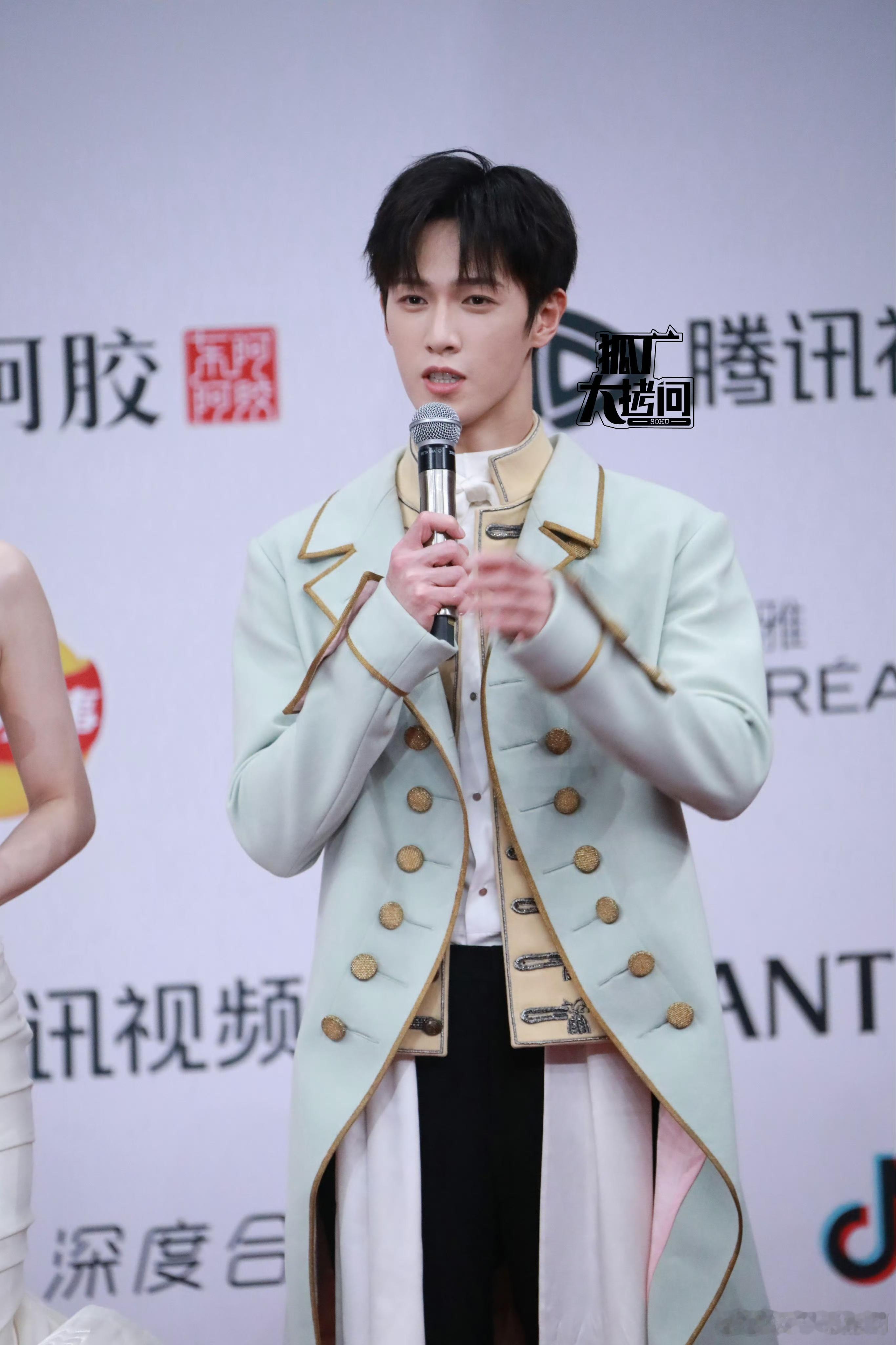 百乐门的门童昀牵孟绕.星光大赏红毯