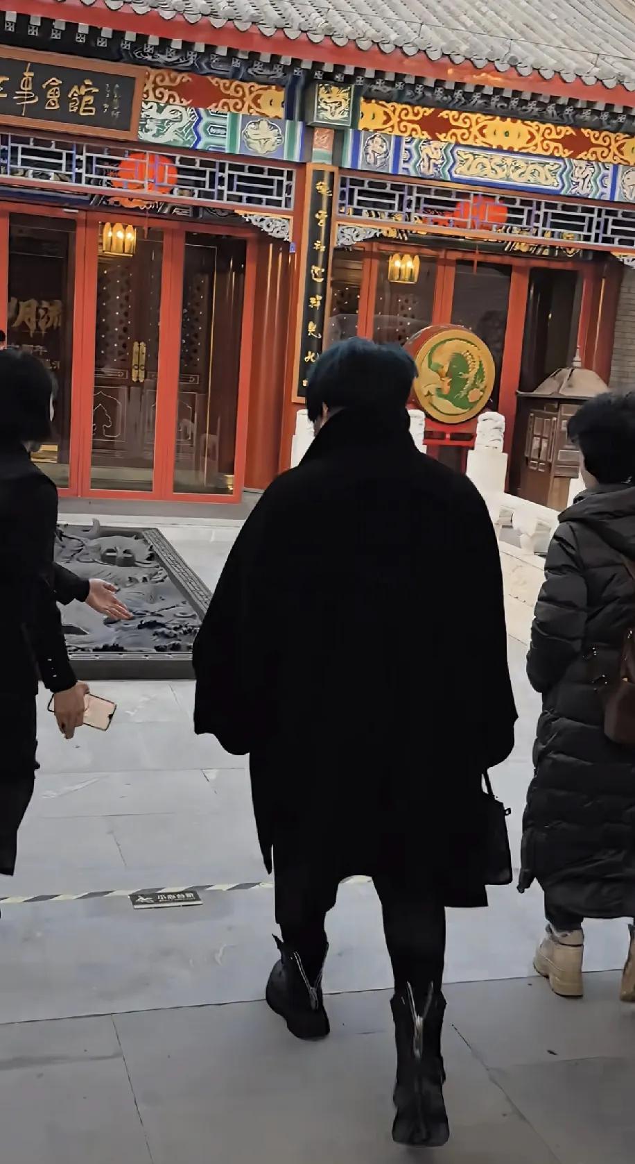 郭德纲参加干儿子陶阳的婚礼，因为穿的休闲装而引发了热议。有人说，老郭穿便装，显得