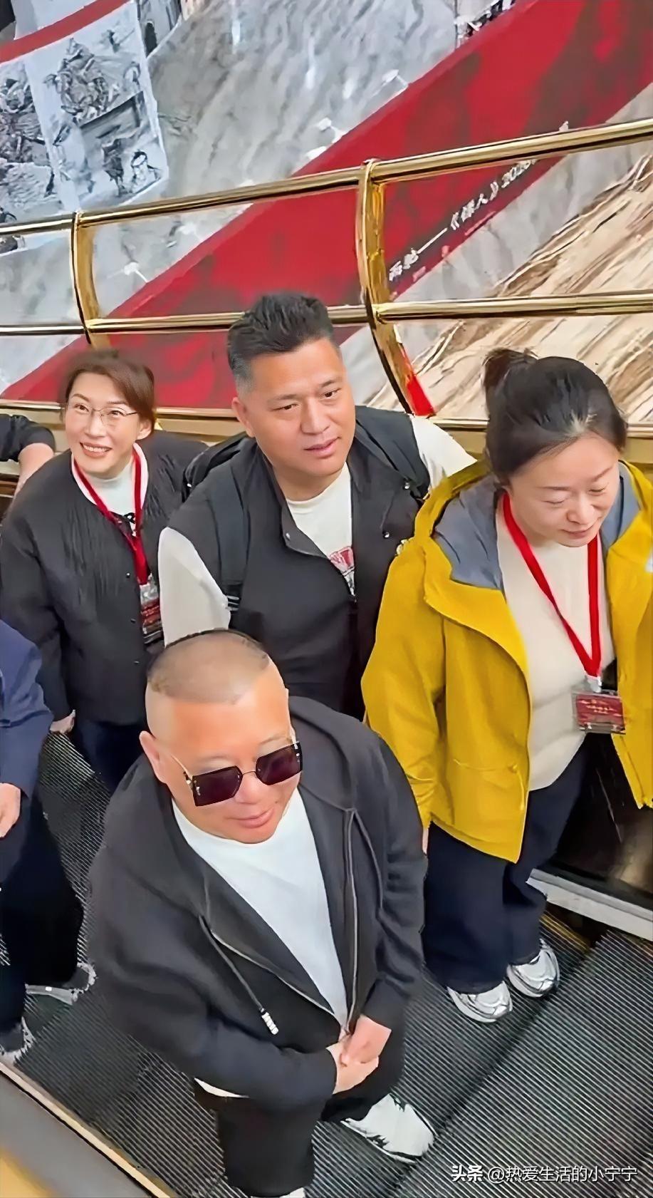 戴着墨镜，我也认识你！脑袋上长个“桃儿”，估计全中国也就这一个。