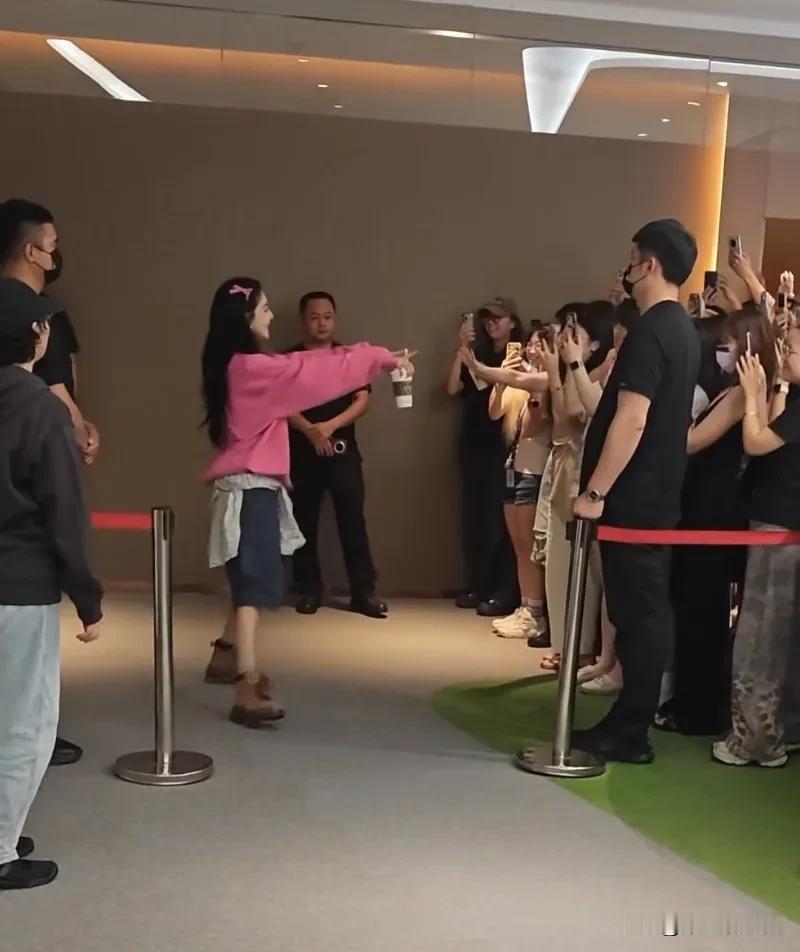 近日，张若楠新浪扫楼，一袭粉色卫衣与蓝色短裤，真的很少女同时也很潮。自从刷到她瞒