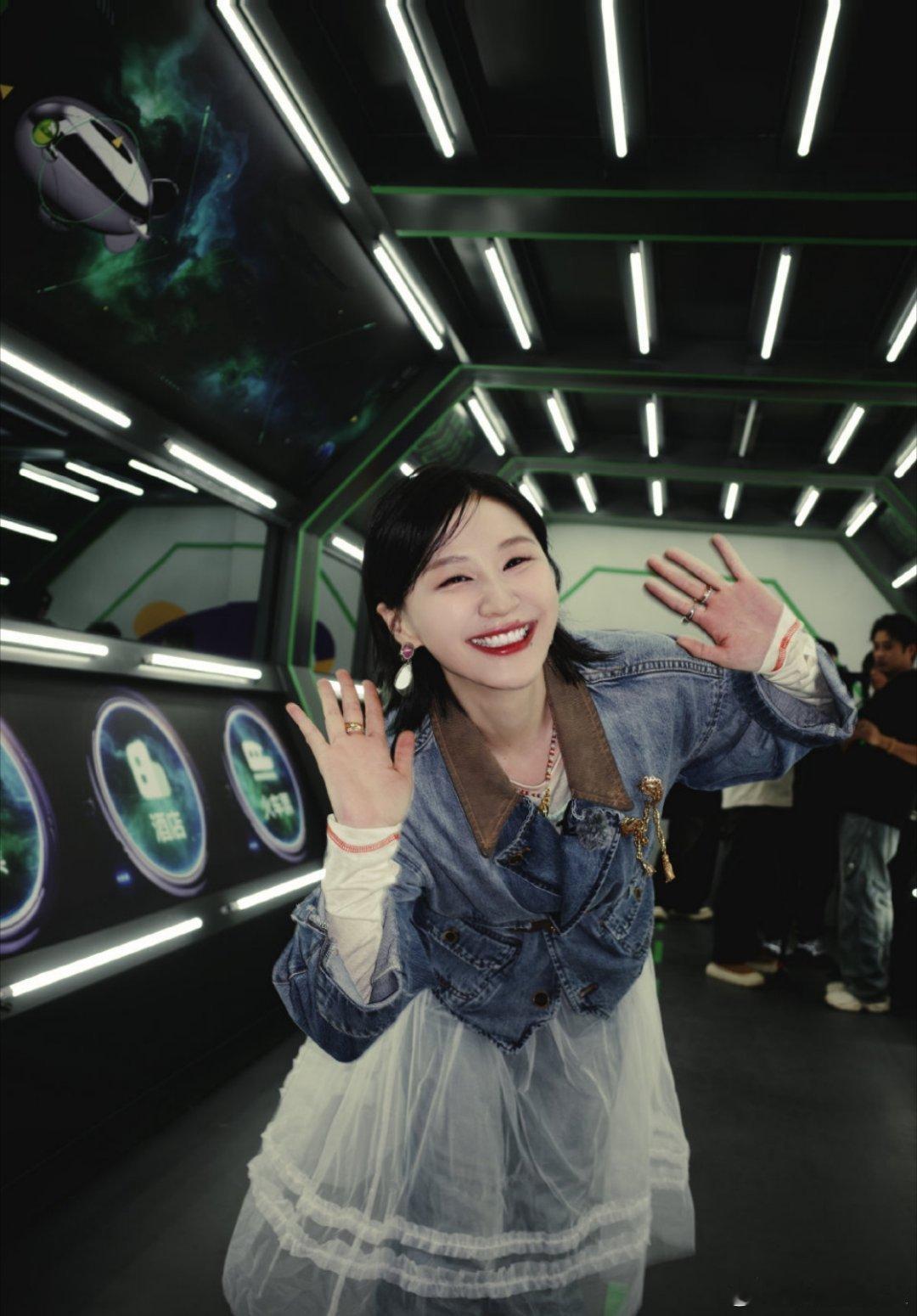 金靖回复张凌赫谢谢我的站哥救命！张凌赫给金靖的九宫格待遇，真的比站哥还上心！金靖