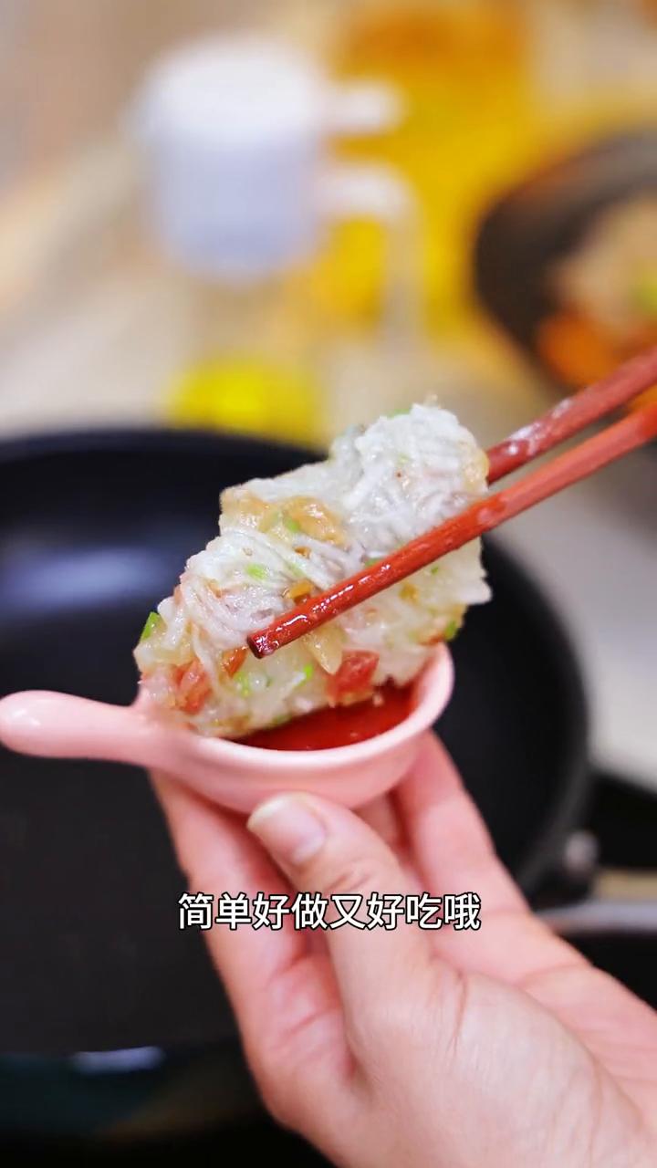 今天来分享一个潮汕的特色小吃：菜头粿萝卜烙。它吃起来软软糯糯的，简单好做又好吃。