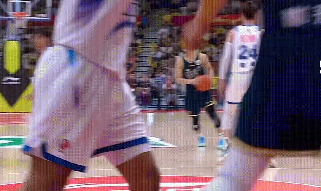 不容易！广东队终于反超比分了，这球徐杰传得好，奎因扣得猛啊！广东男篮vs宁波男篮