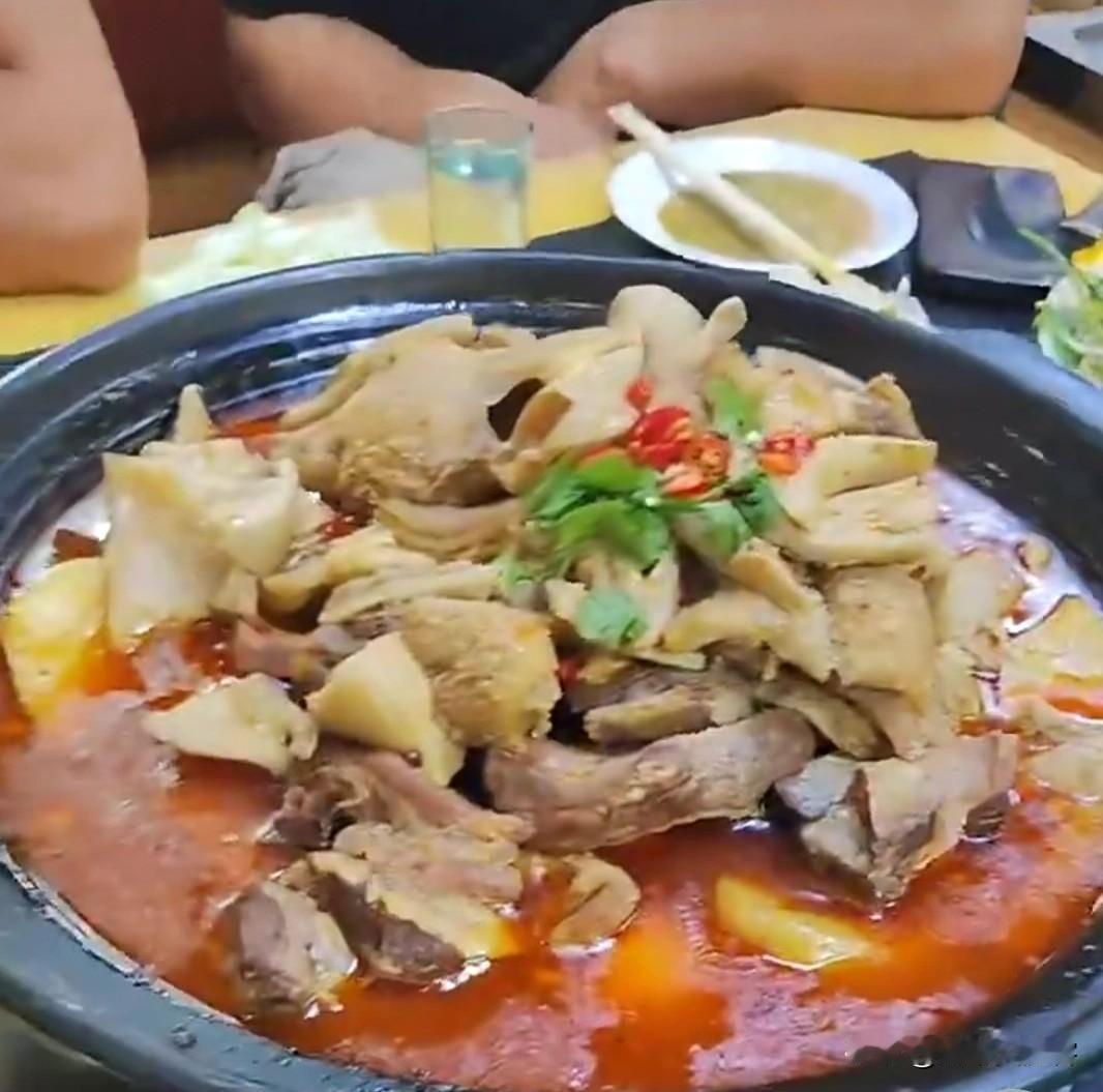吃火锅的时候，朋友点了一份毛肚，也就是牛百叶。都说涮毛肚讲究七上八下，吃着脆嫩无