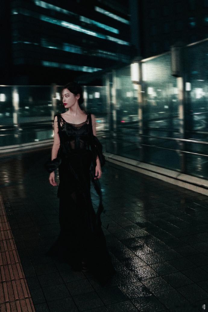 #辛芷蕾东京国际电影节高定造型# ​​​#辛芷蕾东京电影节黑礼服高定# 东京国际