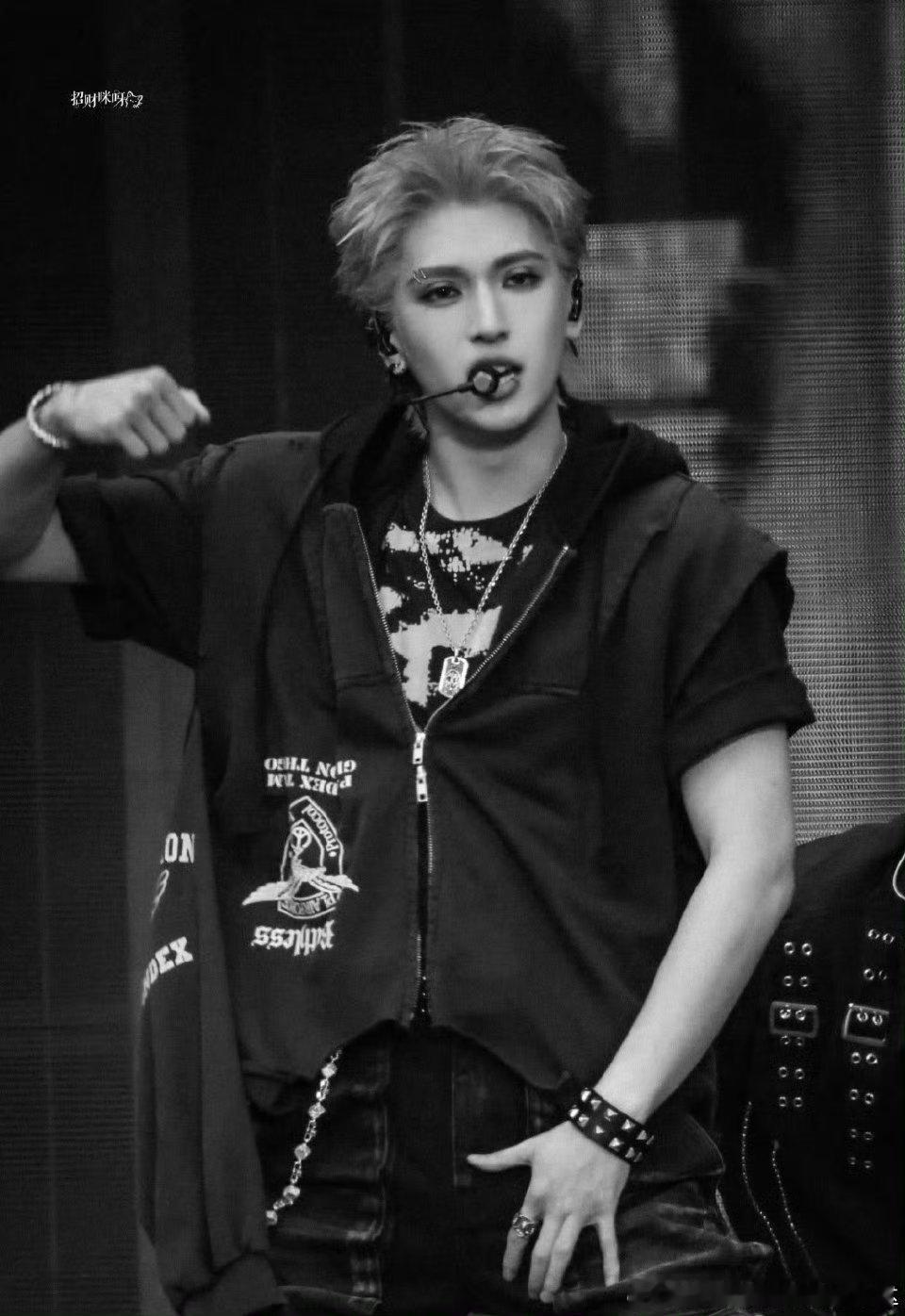 像不像的反正都挺帅的！严浩翔两天solo都有新造型，很用心严浩翔 马丁