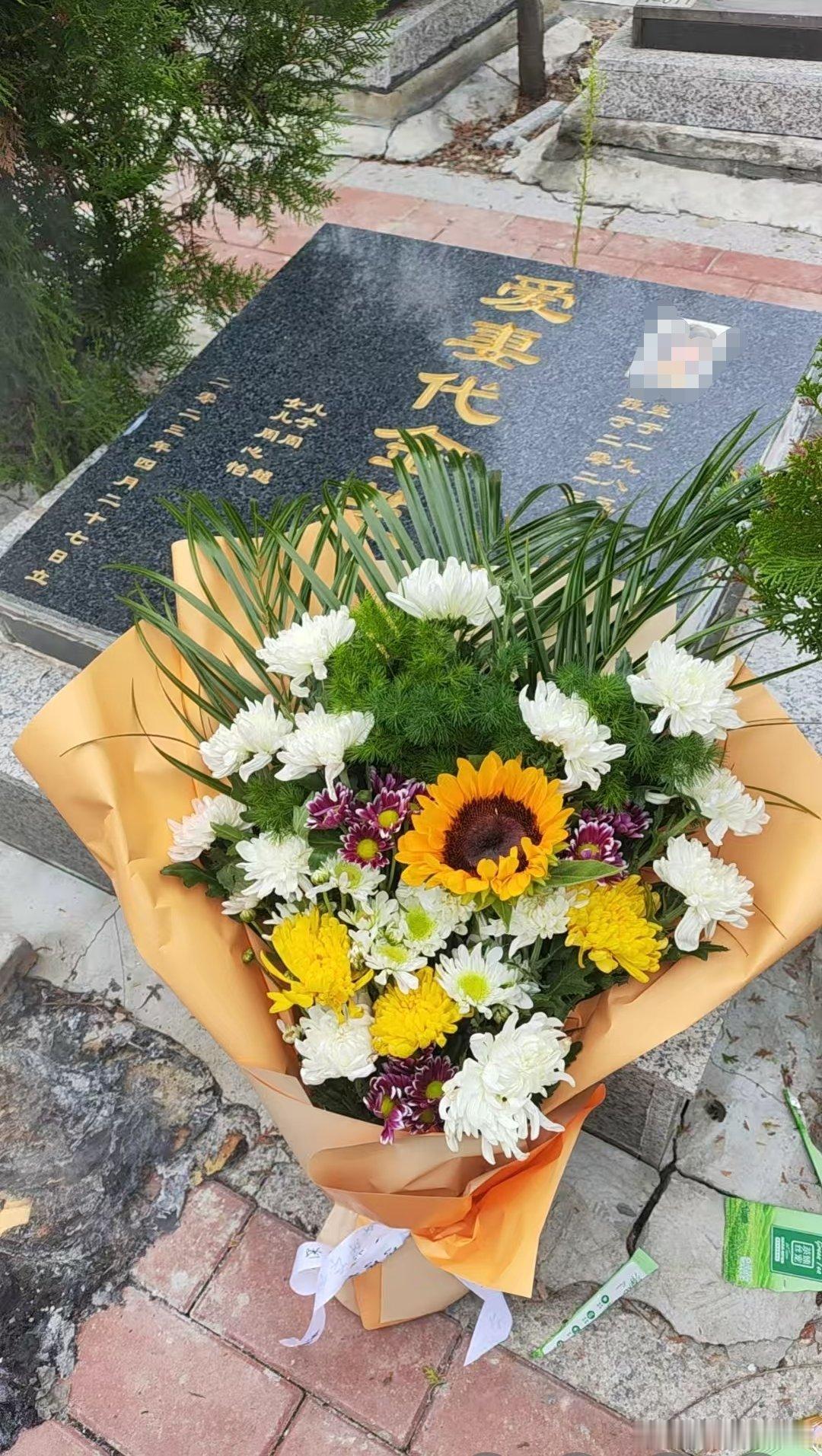 “思念，再久的时间也无法冲淡。思念，再远的距离也无法隔断。因为思念，所以在乎。因