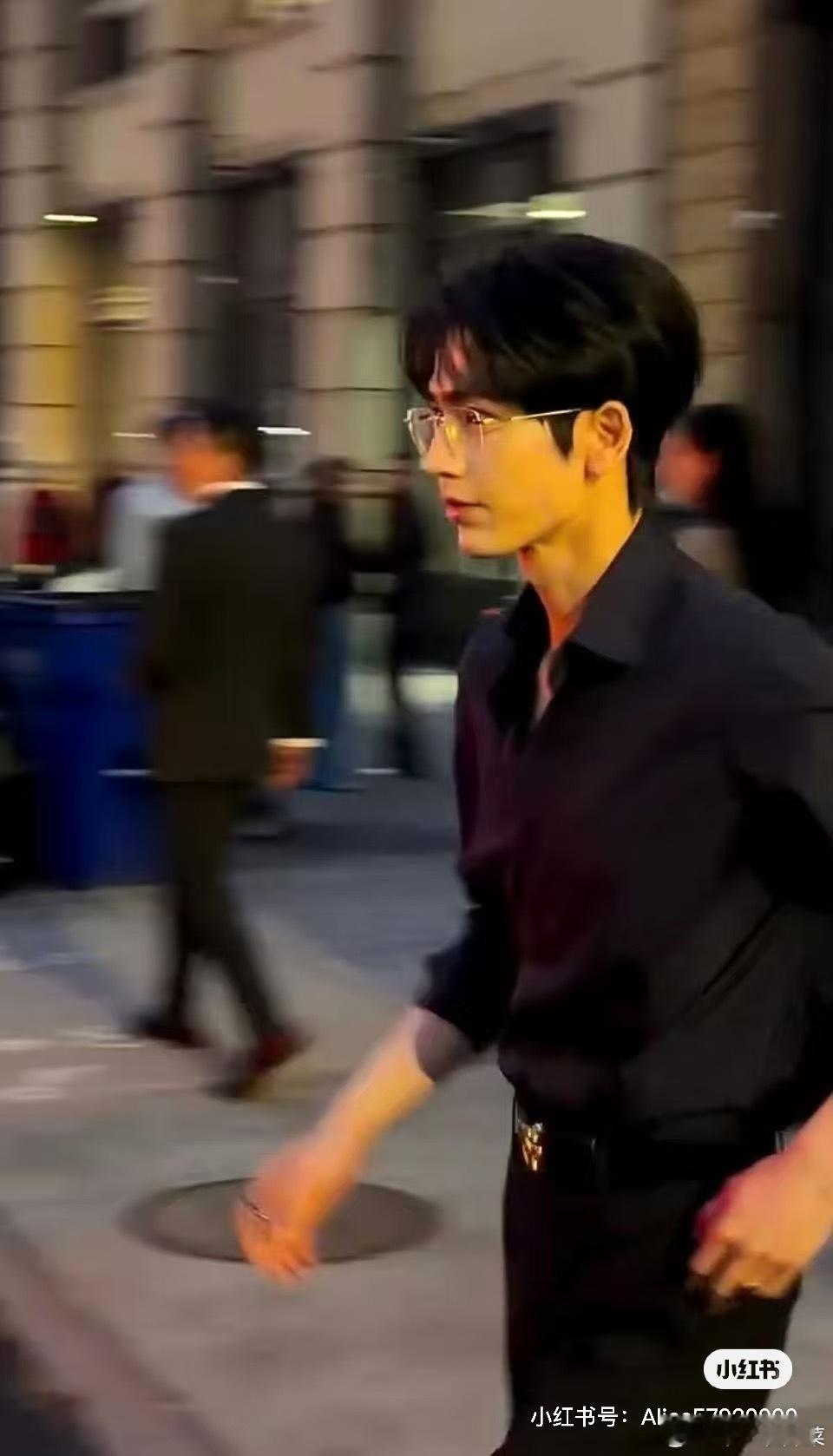 张凌赫纽约gucci晚宴 张凌赫gucci party=禁欲系黑衬衫+眼镜🖤，