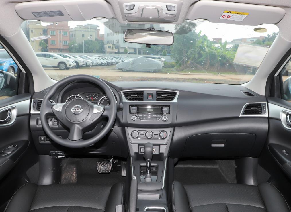 曾经凭借低于同级别车型售价的原因，创造销量神话的轩逸，不香了。

朗逸把合资紧凑