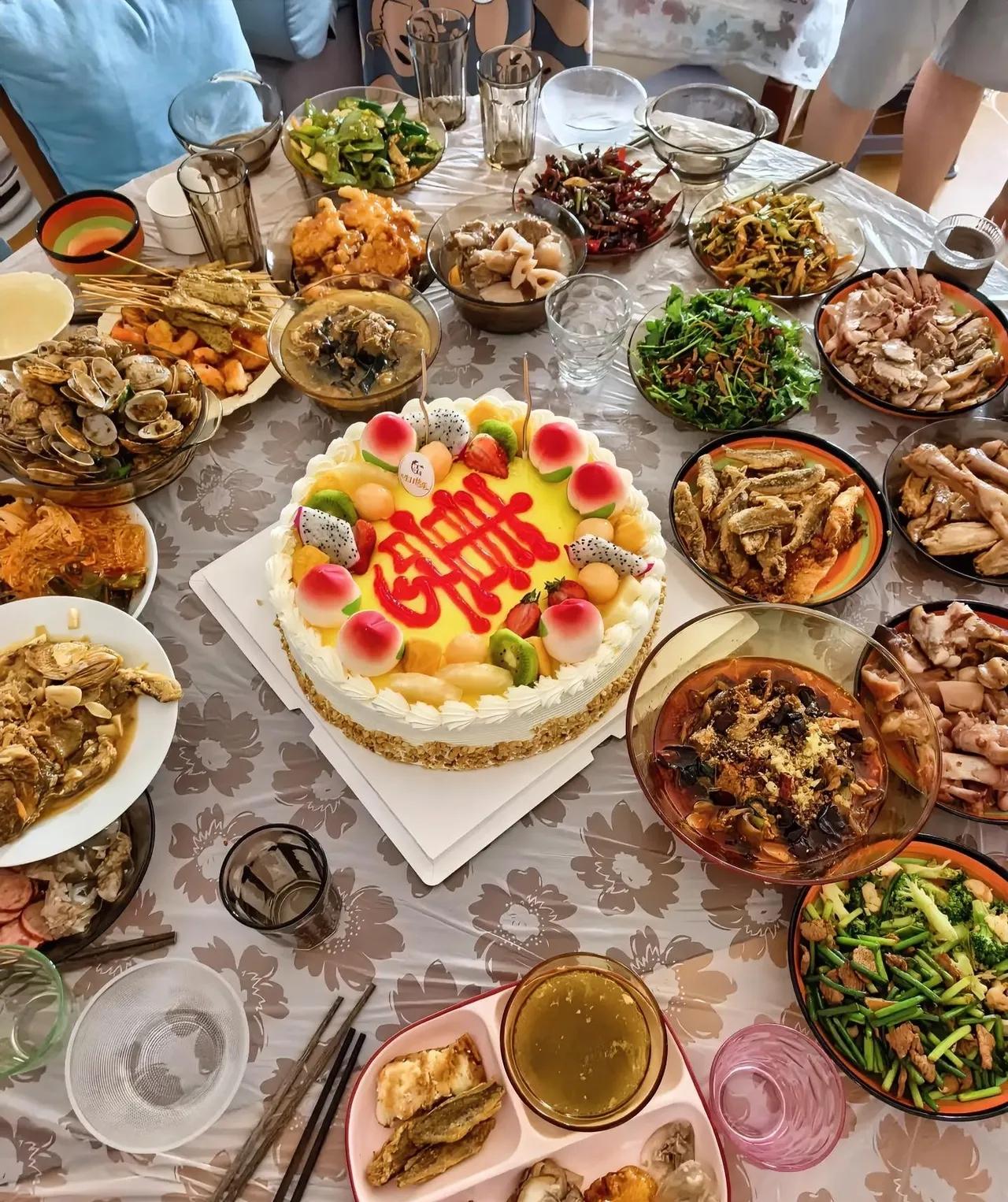 住的楼房等她走后俩儿子平分，金银首饰全给俩女儿，20万存款一家5万，说退休金31