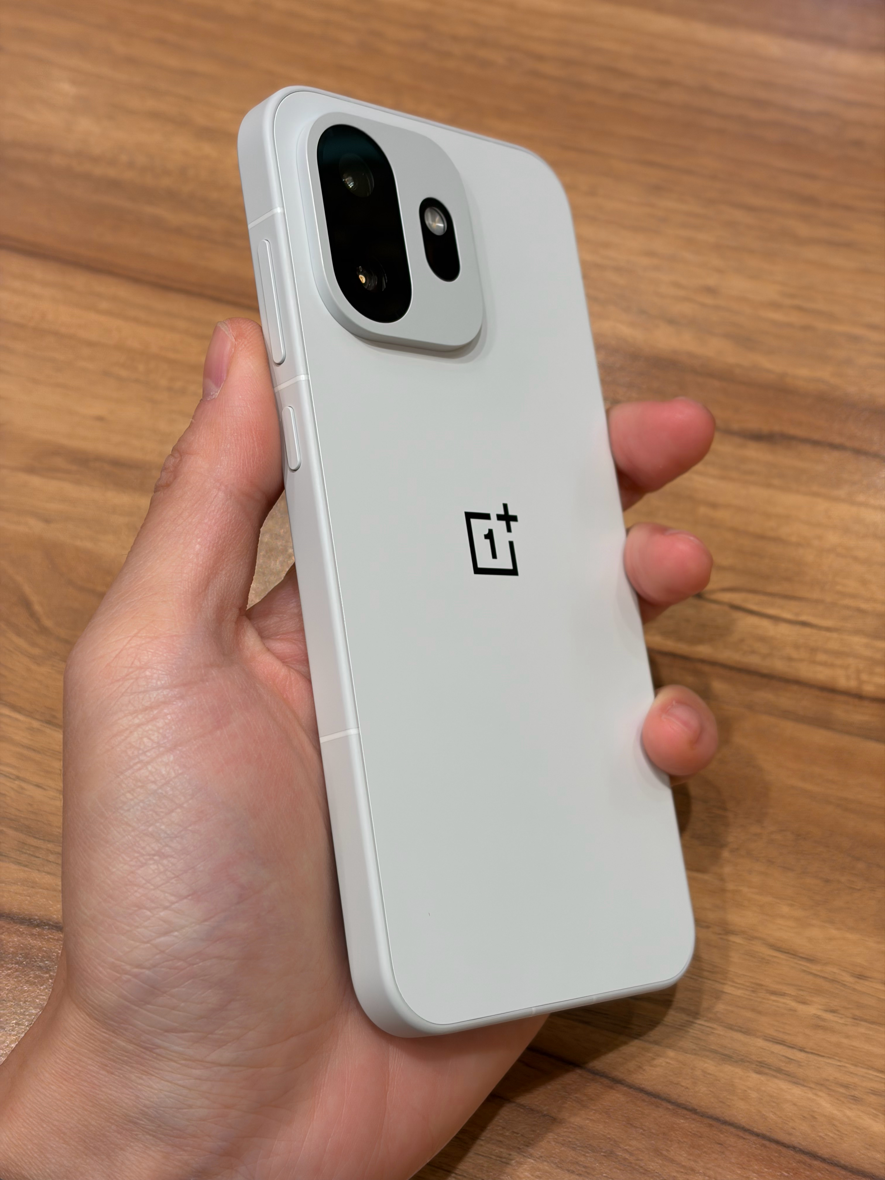 换了台白色的一加 15T，准备用起来了大家如果要买一加 15T，一定要去线下摸摸