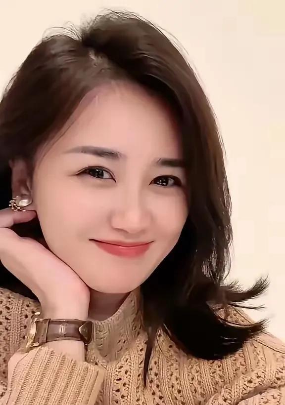 内衣里的精致女人
文/无冕诗人

在那私密的方寸之间
精致的女人
书写独特的诗篇