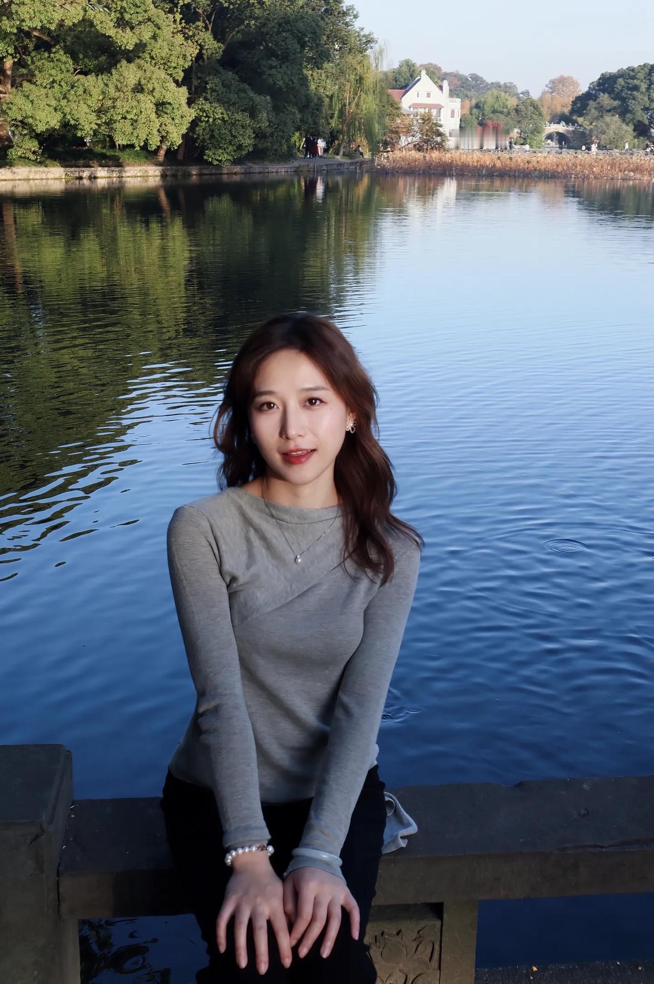 山光黛浮，帘波月流