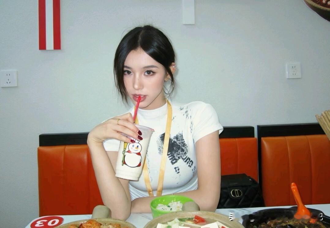 冬日生活打卡季奶茶一杯，开启一天美好生活