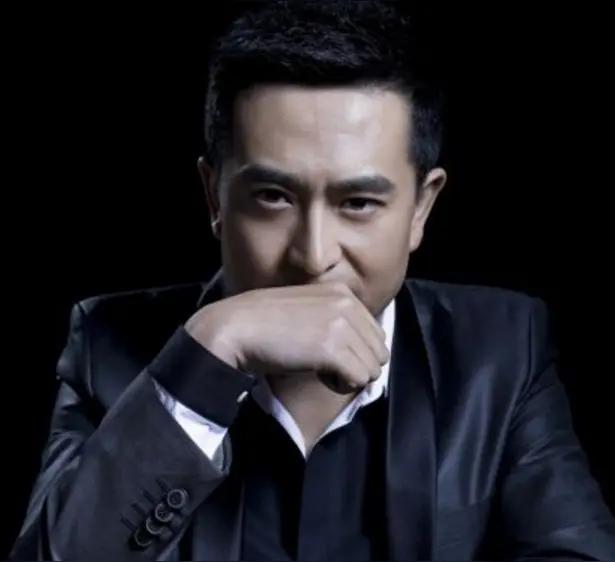 张嘉译是中国内地实力派演员之一。中饰演
张嘉译在电视剧《主角》秦腔剧团司鼓“西北