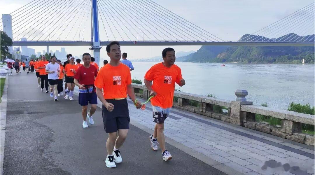 早安你已连续早安问候3317天，昨晚睡了7小时56分钟。全民健身日今天是全民健身