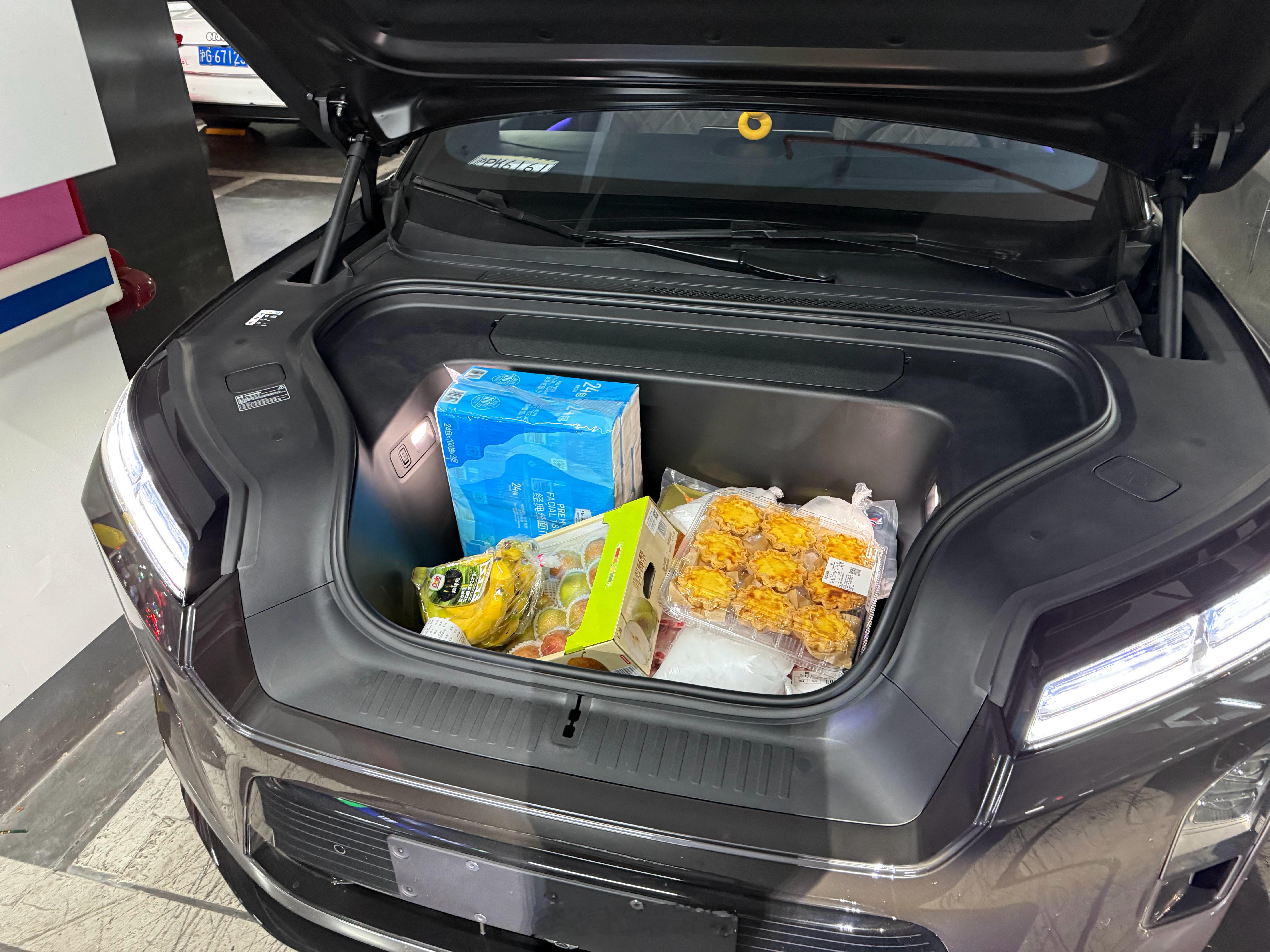 最近 ES8 和问界 M8 开的多，用一次感叹一次，开大车去超市采购，有前备厢真