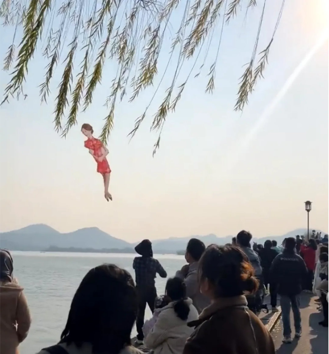 【 律师解读西湖边放杨幂风筝谁担责 】“起猛了，有人在西湖边上放‘杨幂’。”1月