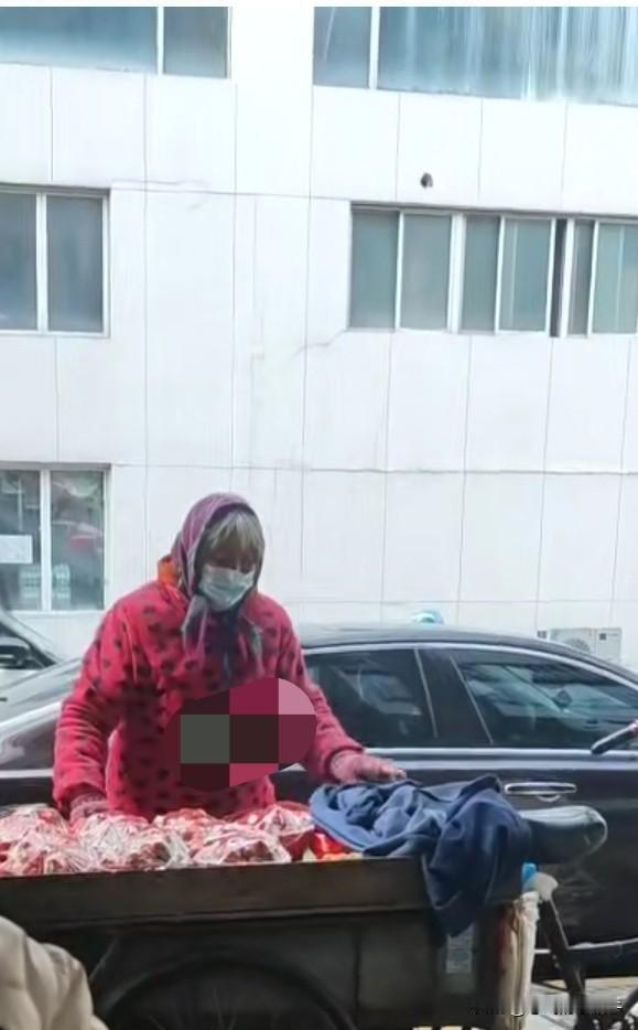 笑死了，老奶奶非要让我买草莓，说是她自己种的[呲牙]
​那么小个盆子，30一盆，