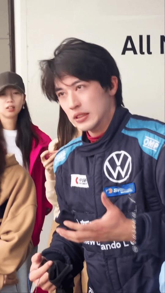 许魏洲极限救车后手一直在抖 许魏洲昨天在赛车场上简直就是“救车英雄”！车转向机油