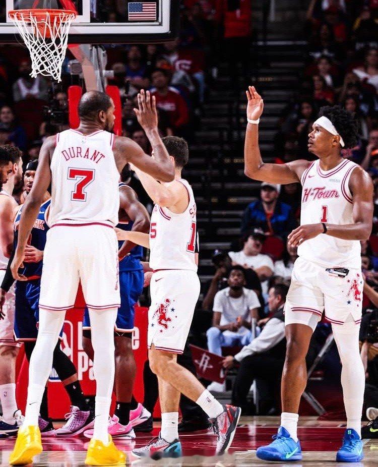 杜兰特：“我们需要每个人都感觉到自己是集体的一部分，每当他们踏上球场，都要保持侵