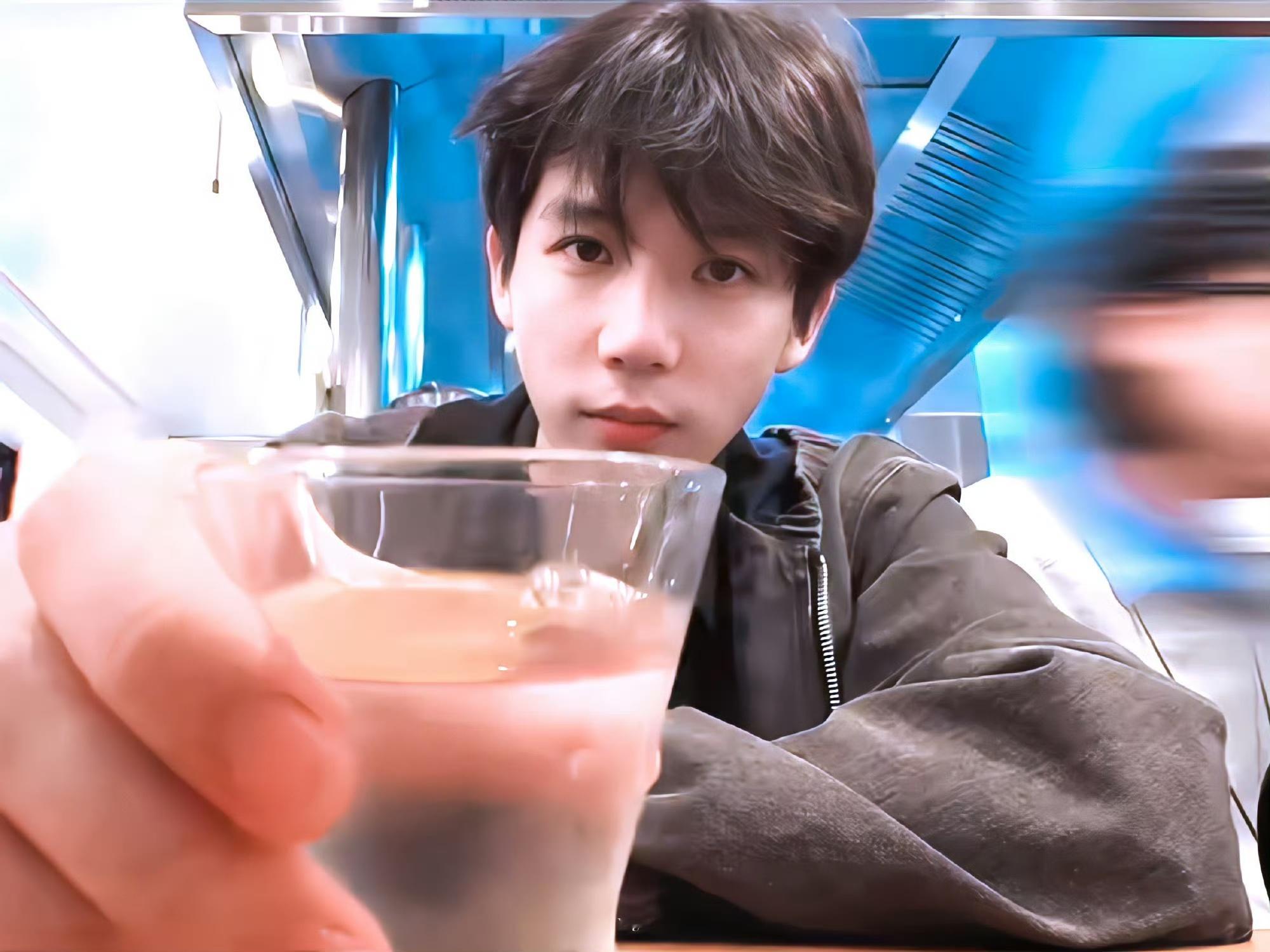 娱乐[超话]王安宇没有宿醉王安宇澄清没有宿醉 马思纯连线王安宇，王安宇说自己宿醉