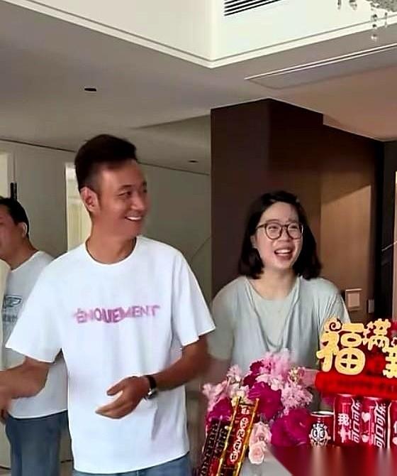 厉怀远这人，终于活过来了。
回到温州，回到厉家，他整个人松弛得像换了根骨头。以前