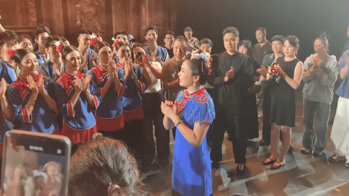 刘涛去看舞剧妈祖 妈祖去看妈祖了！偶遇刘涛坐在台下看舞剧《妈祖》，台上舞者跳着林