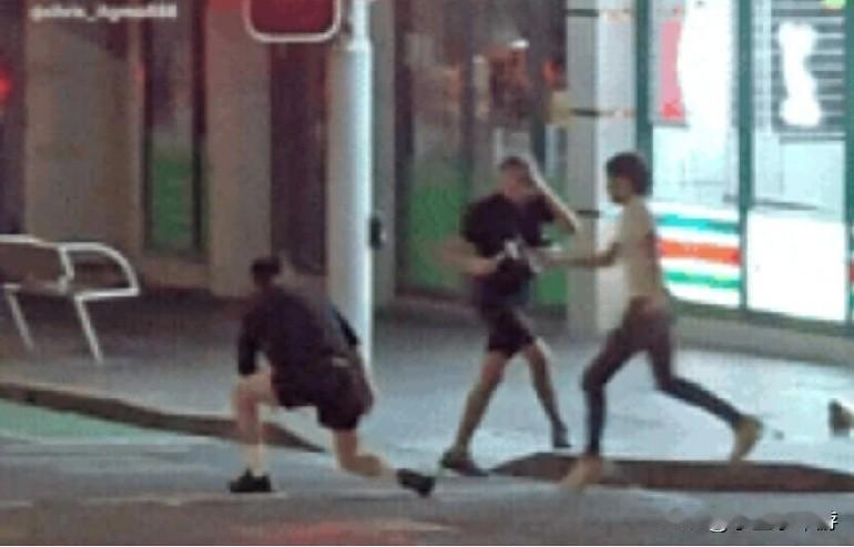 一名韩国男子在澳大利亚悉尼街头遭三名男子暴力袭击。其中一名袭击者掏出锤子，多次猛