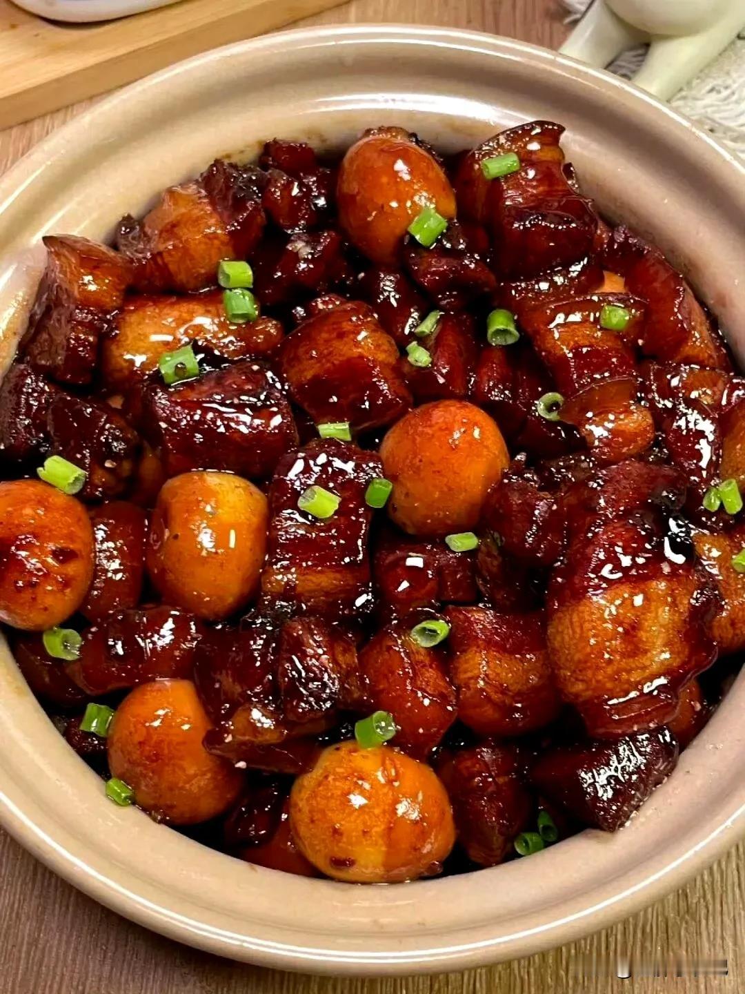红烧肉这样做怎么吃都不腻，加上鹌鹑蛋那真的好吃停不下来，拌着酱汁连吃了两碗米饭，