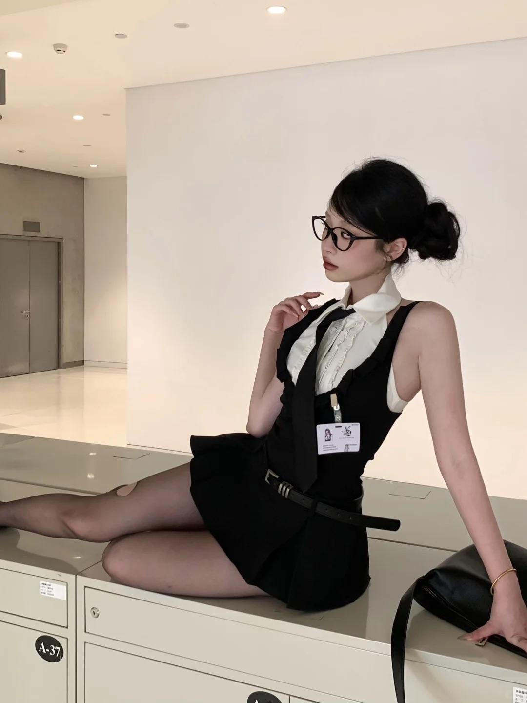 职场轻熟风写真｜黑裙领带+工牌眼镜，妹妹的纯欲氛围感直接拉满～