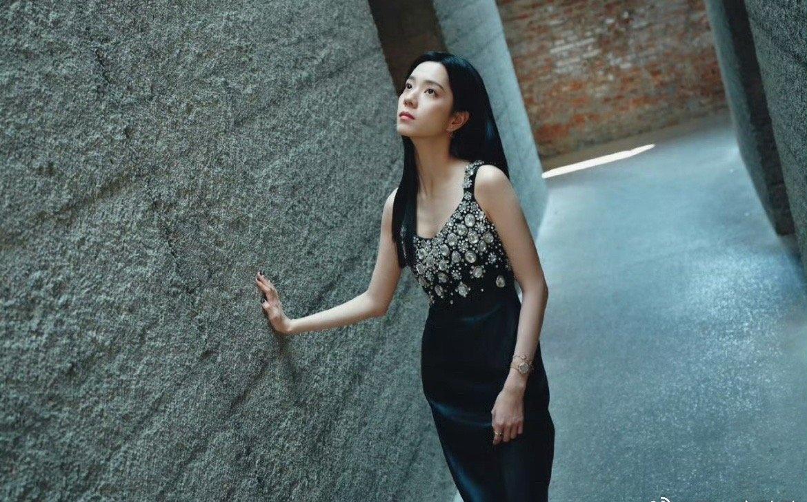 百花奖红毯有被庄达菲这套戳到～皮革裙的酷感搭配细碎钻饰，反差感拿捏住了🤏 ​​