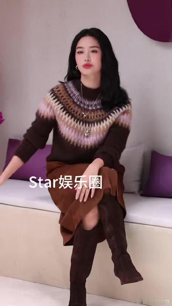 线下见到杨采钰心是怎样波动 线下见杨采钰的心动值爆表！琥珀系穿搭满是秋日感，精致