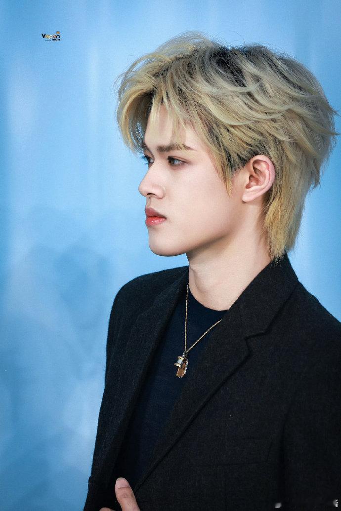 张极自评帅的人默不作声 张极这自评太有反差萌了！嘴上说着"默不作声"，结果金发配