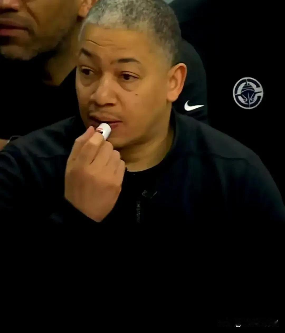 卢指导总算开窍了，弃用博格丹，重用新秀克里斯蒂与科比·布朗，还将拼抢积极的柯林斯